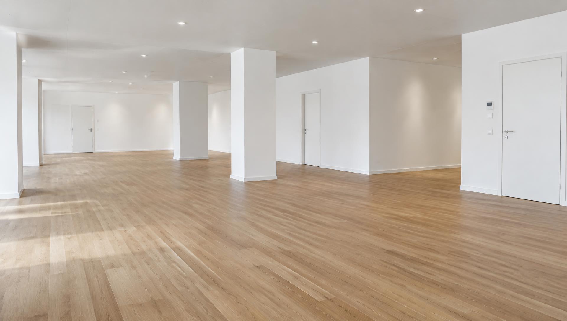 Helle, moderne Büroeinheit im Centralhaus mit hellem Holzboden